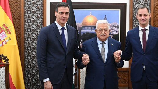 Pedro Sánchez, el presidente de la Autoridad Nacional Palestina, Mahmud Abbas, y el primer ministro de Bélgica, Alexander De Croo