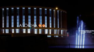 Renfe ilumina de azul la linterna de la estación de Cercanías Atocha por el Día Mundial del Autismo
