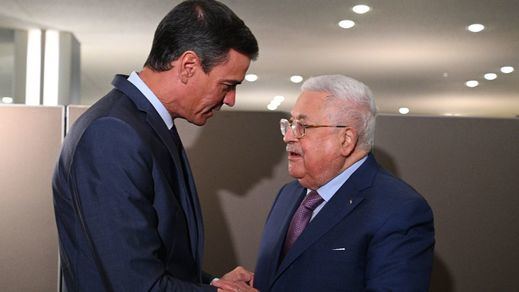 Pedro Sánchez, con el presidente de la Autoridad Palestina, Mahmud Abbas