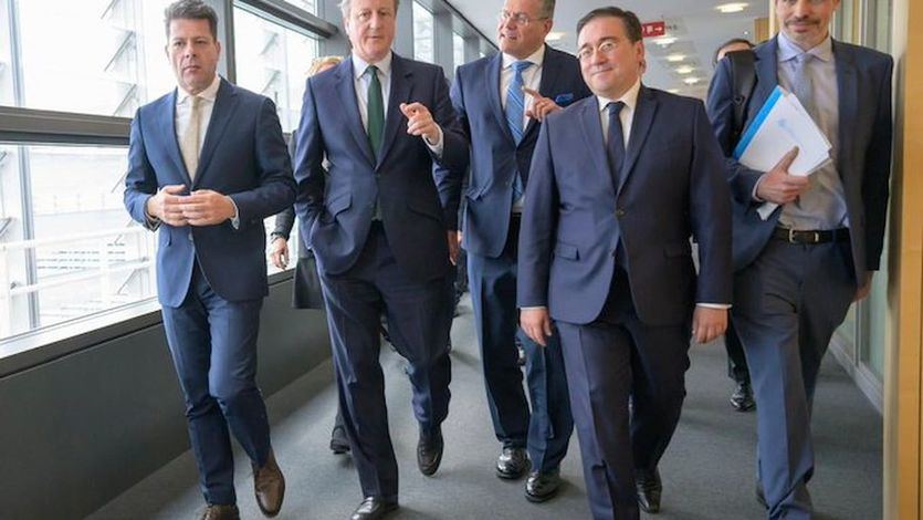 José Manuel Albares y David Cameron en Bruselas