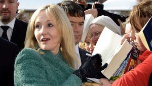 J. K. Rowling reaviva la polémica del cambio de género y deja clara su enemistad con 2 actores de Harry Potter