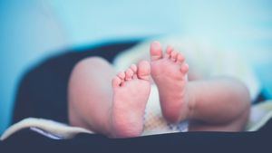 Sanidad presenta los nuevos cribados neonatales que se van a implantar con la 'prueba del talón'