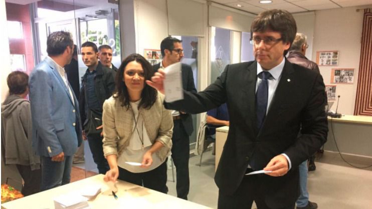 Carles Puigdemont votando el 1-O