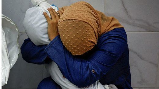 a mujer abrazando el cadáver de una niña en Gaza de Mohamed Salem/Foto  ganadora del Worldpress Photo 2024