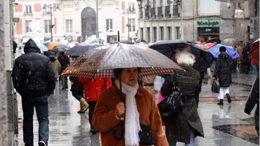 Mujer con paraguas en Preciados
