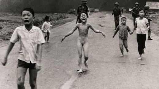 'El terror de la guerra', fotografía atribuida a Nick Út y hoy suspendida su autoria y en revisión por World Press Photo