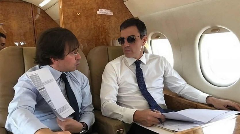 Sánchez, en una fotografía con Albares en el avión presidencial, el Falcon