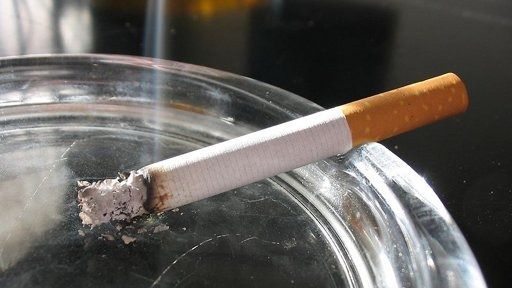 Cigarrillo en cenicero