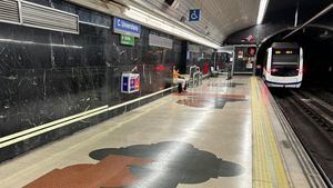 Muere atropellado por el Metro tras bajar a las vías a orinar