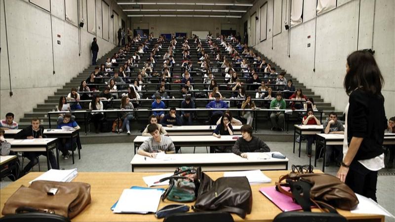 Estudiantes examinándose de la EBAU