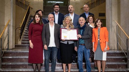 Yolanda Díaz, con UGT y CCOO tras firmar acuerdo