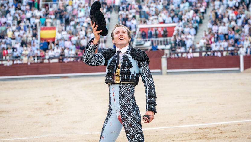 Un sonriente Román dio la vuelta al ruedo con la oreja en la mano de su primer toro.