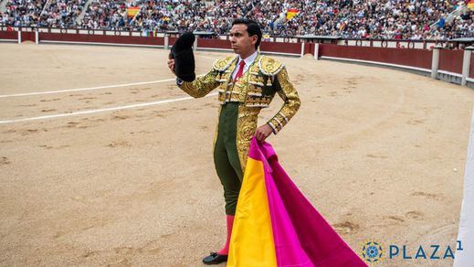 Uno de los saludos de,Juan de Castilla al público de Las Ventas., 