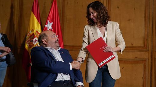 Isabel Díaz Ayuso en la clausura la II Jornada de Vivienda y Energía, organizada por el digital Madridiario, junto a Constantino Mediavilla