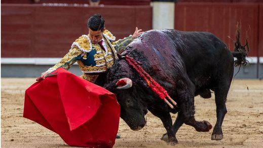 Uno de los pase en redondo con que inició David Galván su faena al cuarto toro.