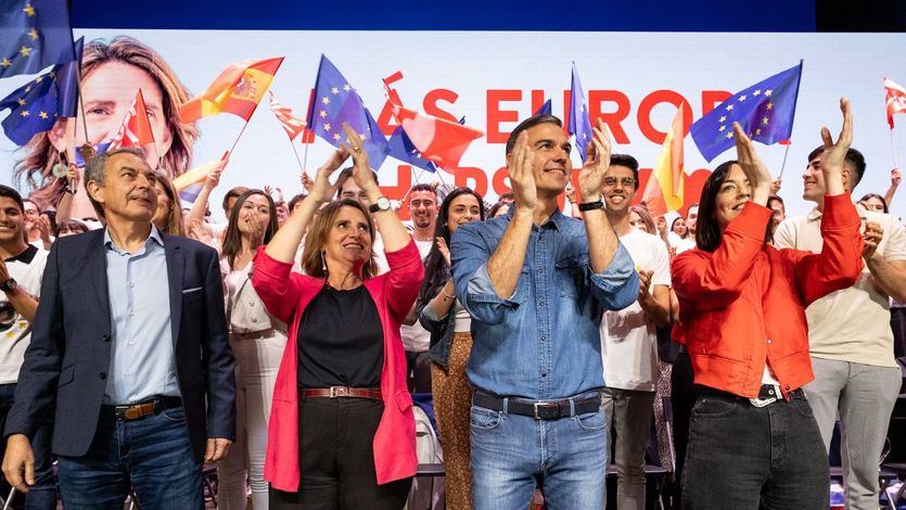 Sánchez y sus compañeros de partido, en Valencia en la campaña de las elecciones europeas