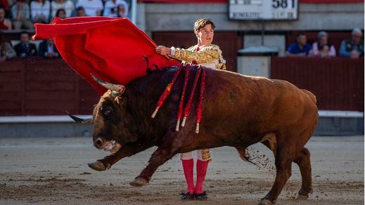Christian Parejo muletea por alto y mirando al tendido al toro de su confirmación.