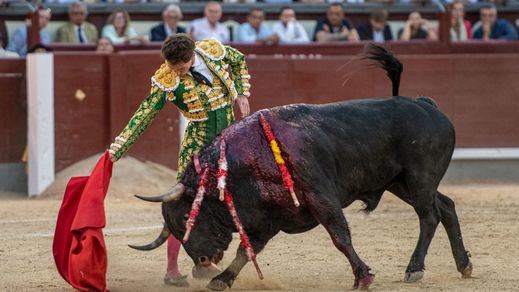 Pase en redondo de Ginés Marín al toro que cerró la aburrida tarde.