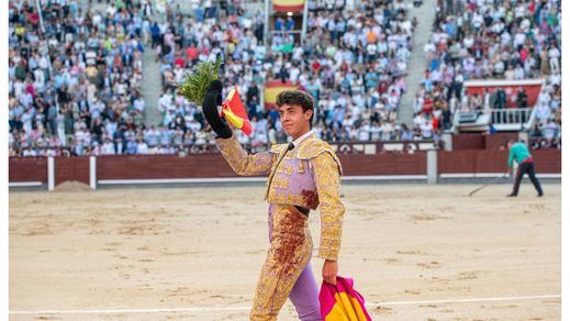 Alejandro Chicharro da la vuelta al ruedo tras su faena al tercero de la tarde.