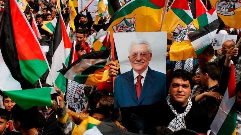 El presidente de la Autoridad Palestina, Mahmoud Abbas, retratado en una pancarta palestina