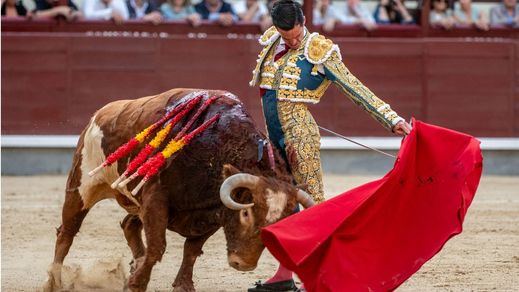 Uno de los naturales de David Galván a su  primer toro tras cuya muerte dio vuelta al ruedo.