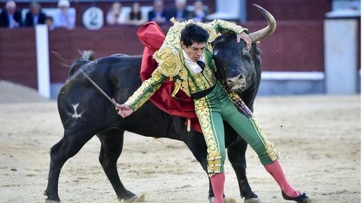 Momento de la grave cogida del sexto toro a Isaac Fonseca.