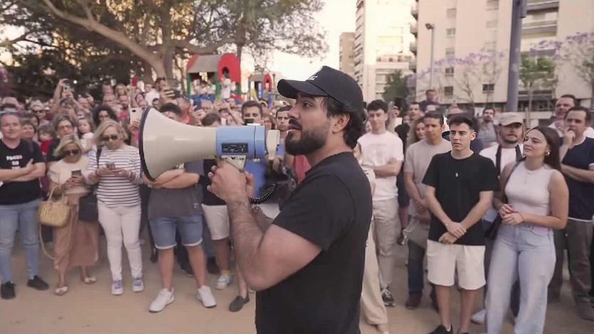 Alvise Pérez, haciendo campaña en la calle