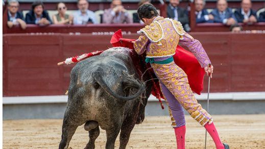 Uno de los buenos pases de pecho de Damián Castaño a su primero.
