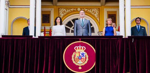Felipe VI, presidió el festejo desde el palco real. Le acompañaron Isabel Díaz Ayuso, presidenta de la Comunidad de Madrid;  el ministro Luis Planas; María Rey, presidenta de la Asociación de la Prensa, y Rivera Ordóñez en funciones de asesor..
