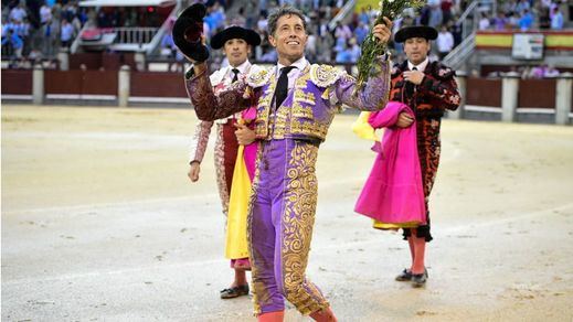 Manuel Escribano dio una muy aplaudida vuelta al ruedo tras matar a su segundo toro.