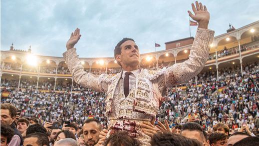 Fernando Adrián fue paseado a hombros por el ruedo de Las Ventas antes de sacarlo por la Puerta Grande.