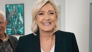 El líder de centroderecha francés rompe el histórico 'cordón sanitario' y se muestra dispuesto a formar "una alianza" con Le Pen