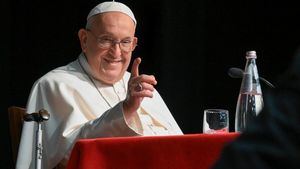 El Papa vuelve a la homofobia: "Los gays son buenos chicos... pero mejor que no entren en el seminario"