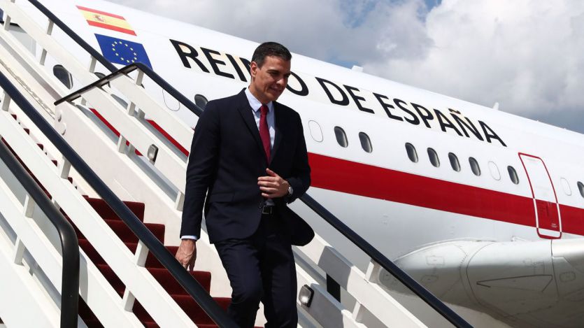 Pedro Sánchez, bajando del avión presidencial Falcon de la Fuerza Aérea Española