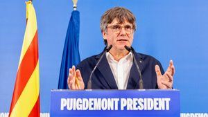 El PSC pacta con Junts, ERC, Comuns y CUP una reforma que permitirá a Puigdemont votar a distancia