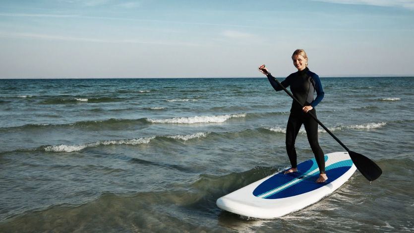 Mujer haciendo paddle surf