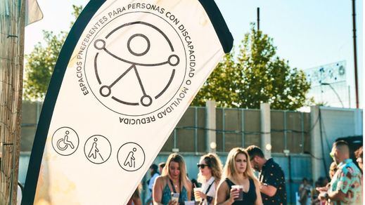 Rozalén ilumina su Leturalma, más accesible que nunca, con un cartel plagado de estrellas