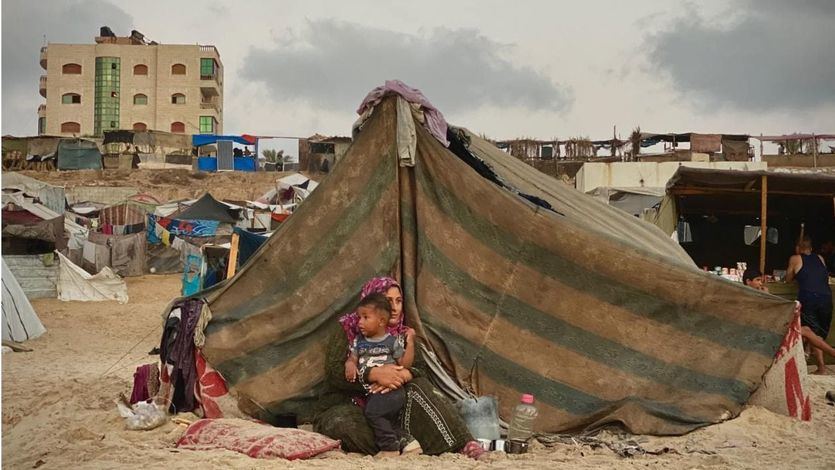 Una madre y su hijo en Gaza