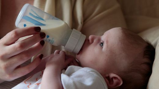 Bebé alimentándose