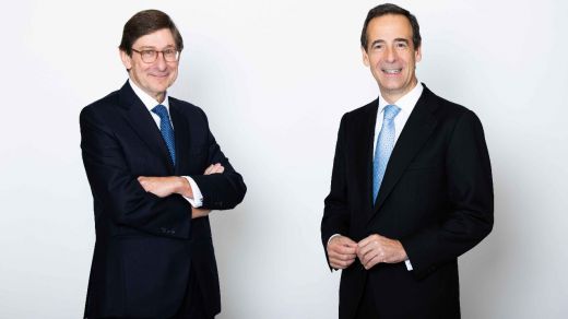 El presidente de CaixaBank, José Ignacio Goirigolzarri, junto al consejero delegado, Gonzalo Gortázar