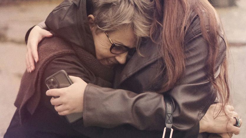 Abrazo a una persona mayor