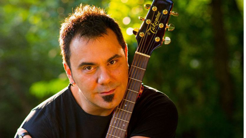 Mikel Oteiza presenta su nuevo single, 'Vitoria Gasteiz', un pequeño homenaje a esta ciudad