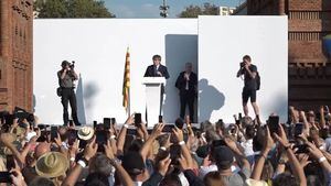 Puigdemont reaparece en Barcelona y después desaparece entre la multitud