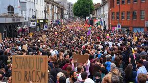 Miles de británicos salen a las calles para frenar el racismo y la violencia ultraderechista