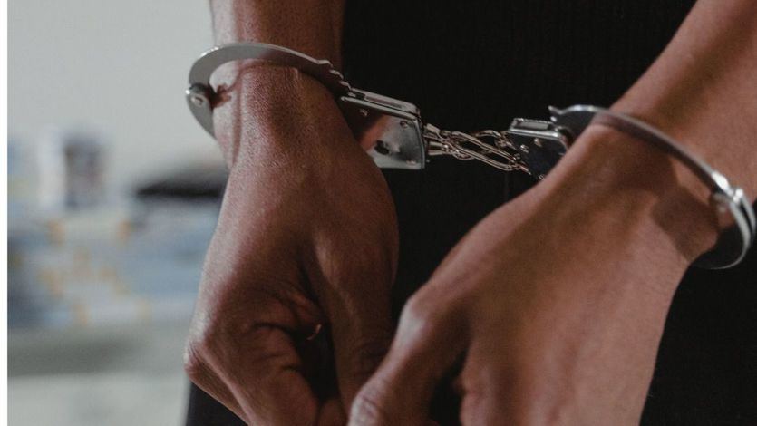 Esposas para un detenido