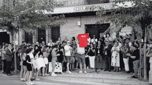 La familia y allegados del niño Mateo, en un homenaje en Mocejón