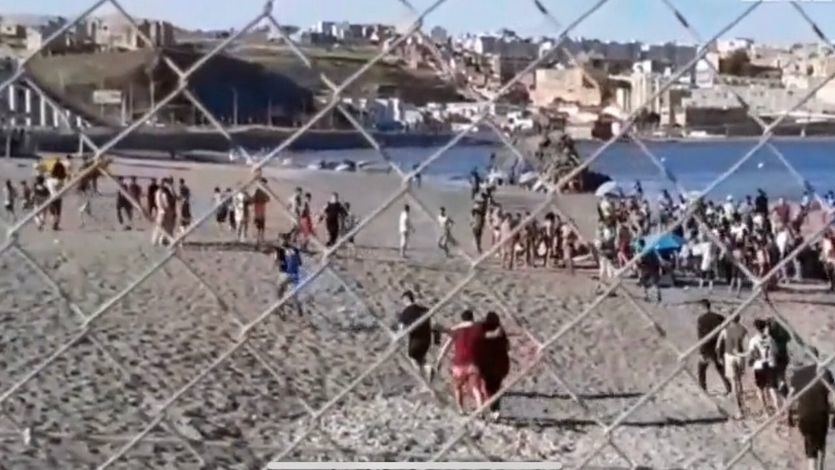 Más de una decena de menores consigue llegar hasta Ceuta desde Marruecos con flotadores