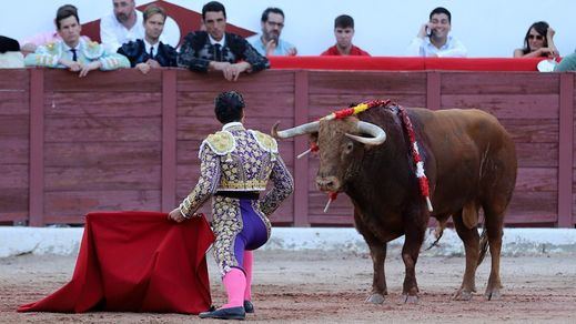 Desplante de Pablo Aguado al toro que cerró el aburrido festejo,.