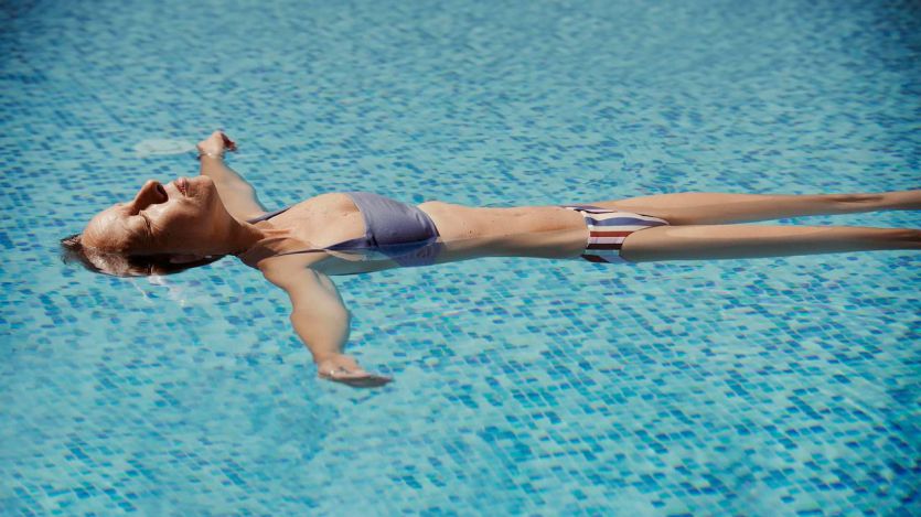 Bañarse en la piscina