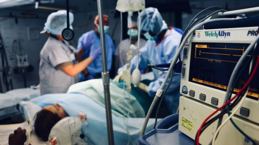 Médicos en un quirófano